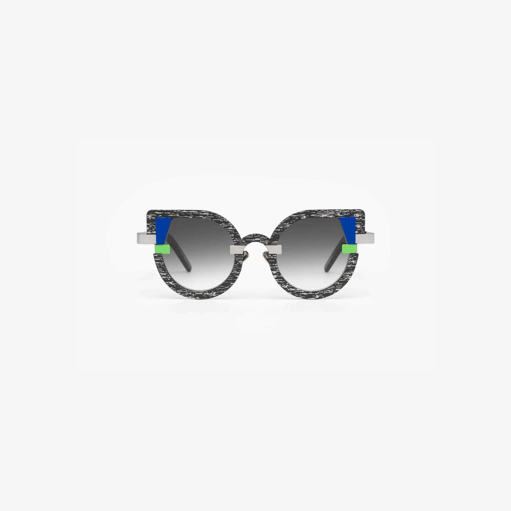 Charlotte-Portrait-grigio-sunglasses-front