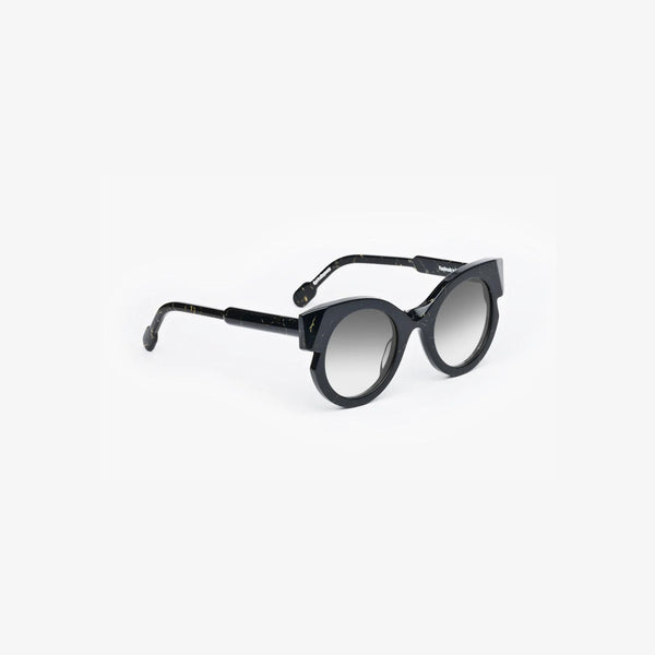 Dasmodel-Portrait-nero-sunglasses-side