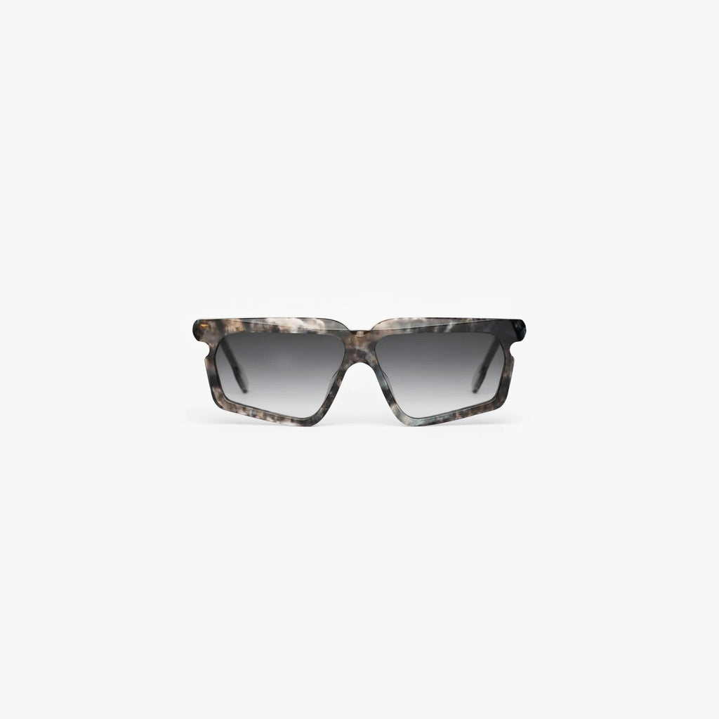 Motoko-Portrait-tartarugatogrigio-sunglasses-front