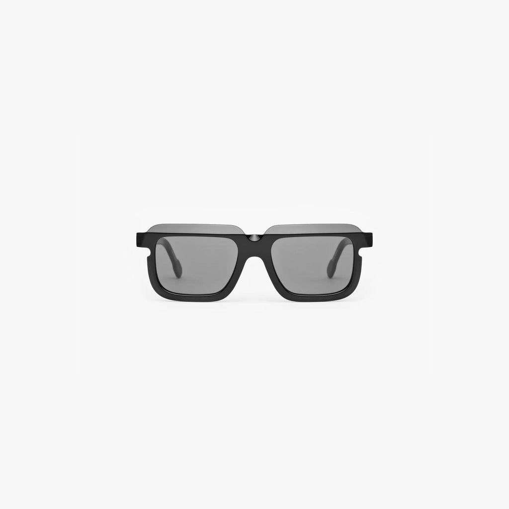 Theperformer-Portrait-nero-sunglasses-front